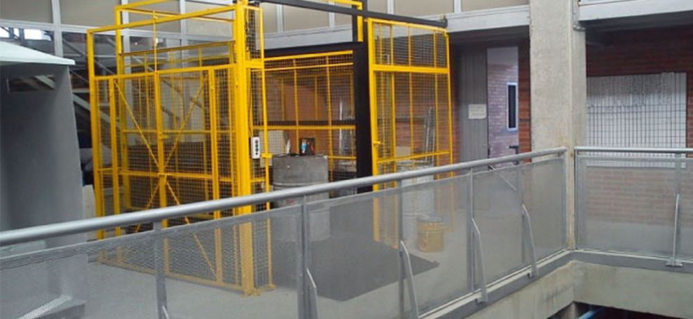 Elevador industrial de carga instalado en nave