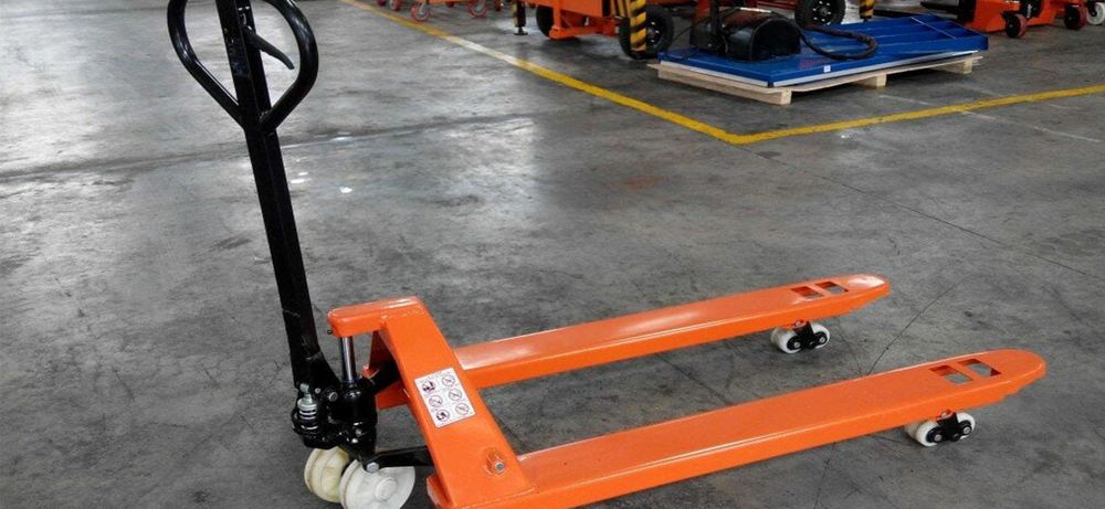 Patín hidráulico para tarimas en almacén